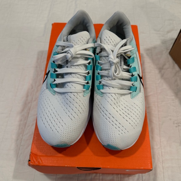 Nike Air Zoom Pegasus 38 Running Athletic Sneakers - Picture 2 of 9